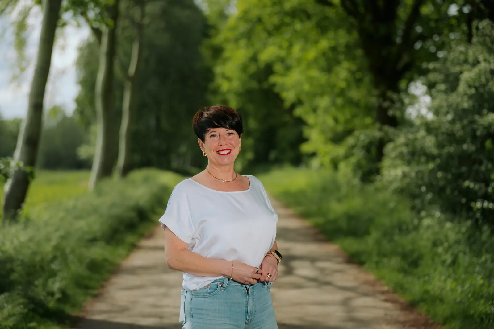 Jessica Borgas geht über einen Feldweg mit Alleebäumen in der Wedemark