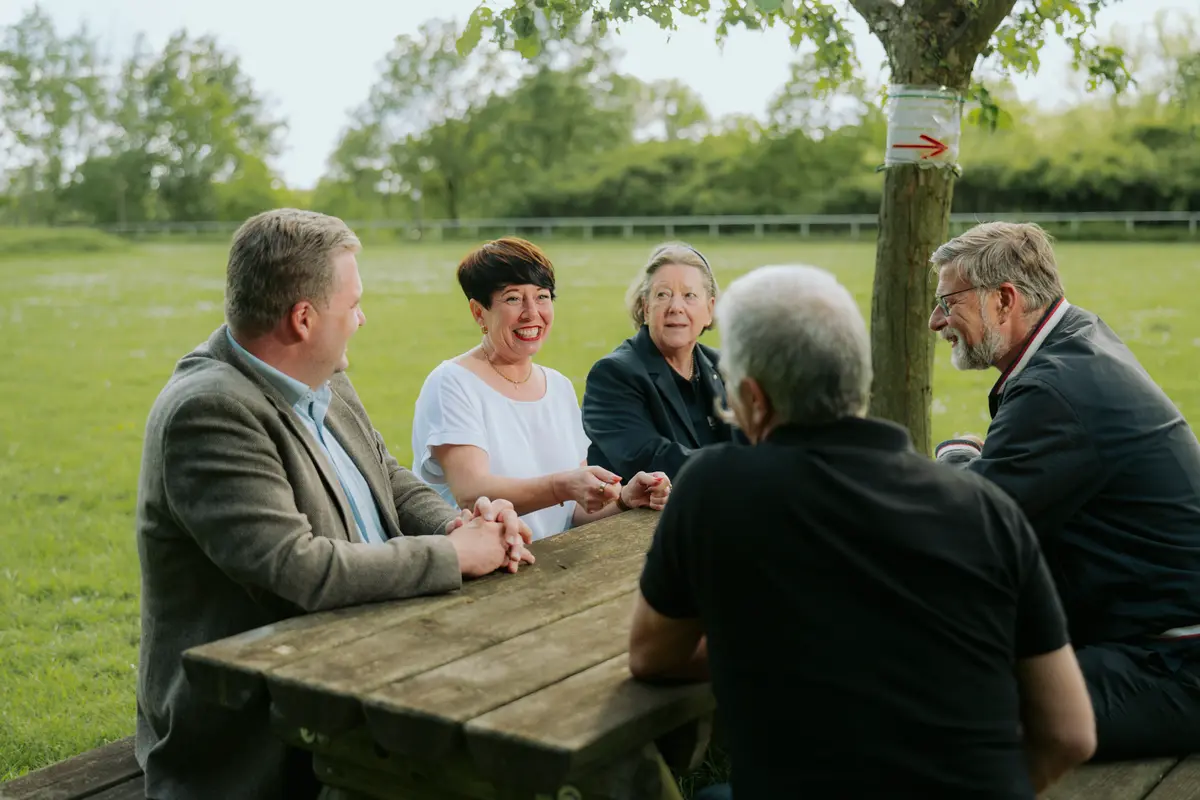 Jessica Borgas im Bürgergespräch am Picknicktisch mit Wedemärker Bürgerinnen und Bürgern
