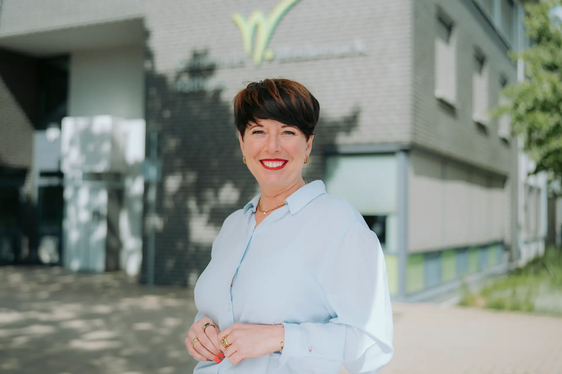 Jessica Borgas, Bürgermeisterkandidatin der CDU Wedemark, vor dem Rathaus der Gemeinde Wedemark
