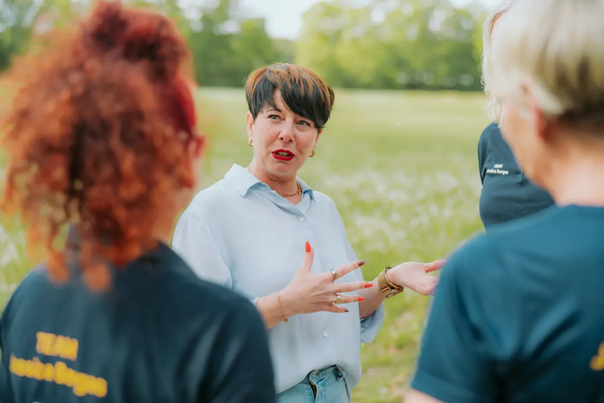 Jessica Borgas erklärt Wahlkampfthemen im Gespräch mit ihrem Team in CDU-Wedemark-Shirts